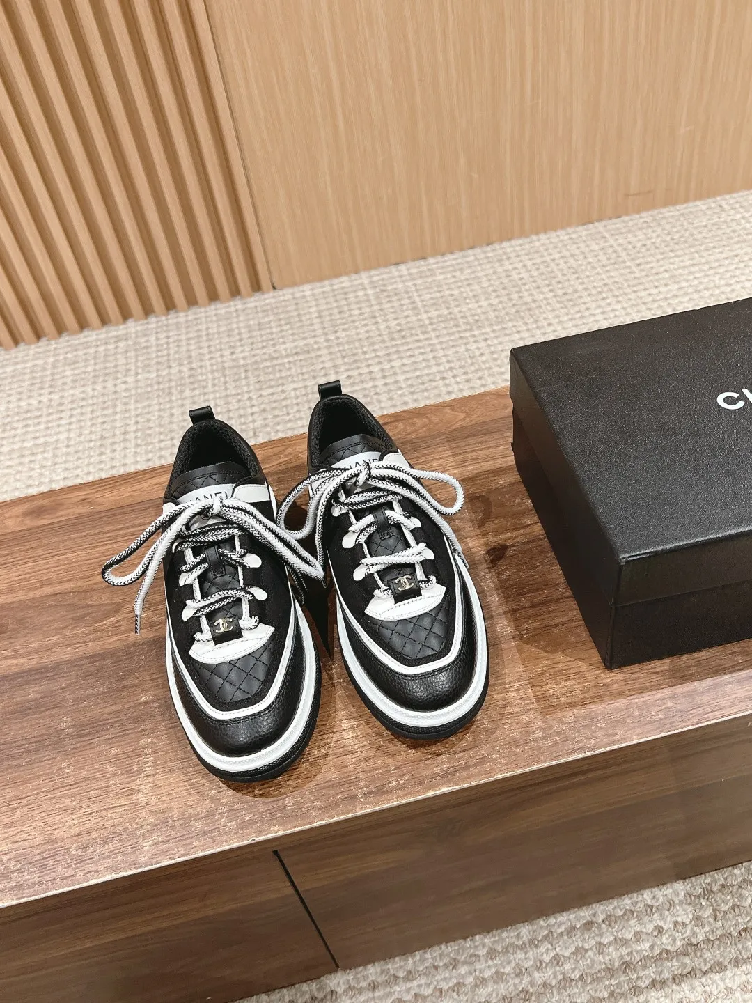 👟👟Ex-factory price 560👟👟 𝐂𝐇𝐀𝐍𝐄𝐋 Chanel’s new Milan catwalk sneakers, double C square round toe lace-up casual shoes, trendy shoes. This style is definitely Xiaoxiang’s hottest thing this season. You can’t buy this series at the counter. I wish I could weld it on my feet. It’s easy to wear and unique. It’s different from the previous style. It doesn’t have a big logo. Low-key and high-end. The light British-style square toe and the softness of the rhombus are perfectly blended together. There is a feeling that 1️⃣➕1️⃣ is greater than 3. The classic contrasting color combination is brilliant and not obtrusive. It can be paired with short skirts, shorts, denim, and trendy clothes. The sense of fashion is instantly improved by several levels. Upper: cowhide stitched with suede. Inner: breathable mesh. Sole: Original molded 𝐓𝐏𝐔 outsole Heel height: 4𝐂𝐌 Size: 35-40